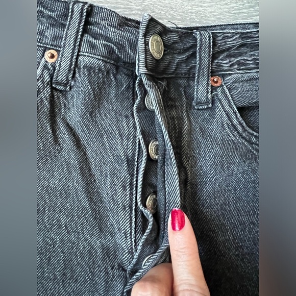 S.O.N.G. Mom Style Distressed Denim Cutoff Shorts in black. Size 5/27 - Picture 3 of 6